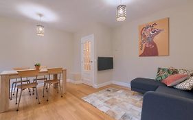 Vivienda Turistica Reformada En Zona Residencial Con Garaje Y Wifi